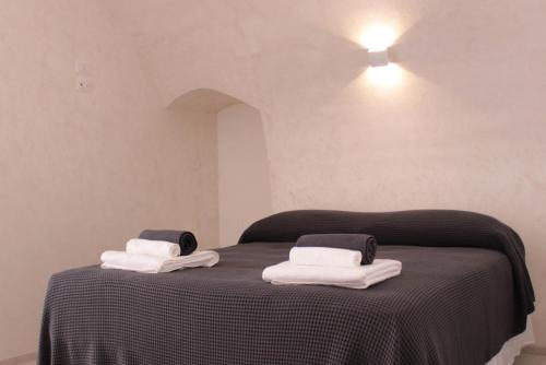 un lit avec deux serviettes dessus dans l'établissement Vico Gabella B&B, à Castellana Grotte