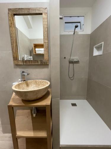une salle de bain avec un lavabo et un miroir dans l'établissement Escale Romana, à La Ciotat