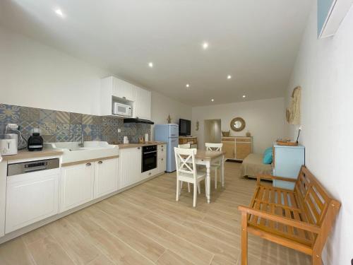une cuisine et un salon avec une table et des chaises dans l'établissement Escale Romana, à La Ciotat