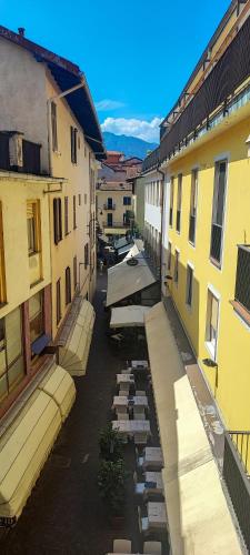 an overhead view of an alley between two buildings at Torre di Londra in Stresa