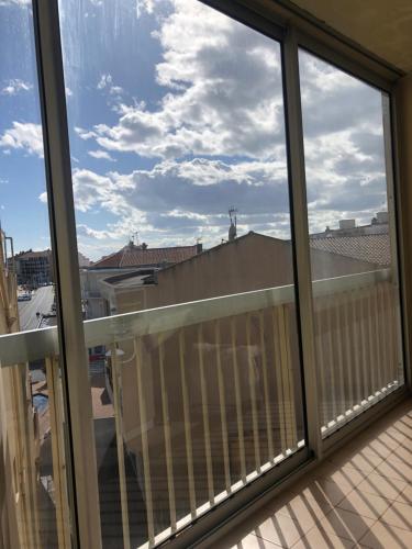 - une vue depuis la fenêtre d'un balcon dans l'établissement Appartement 4 personnes Valras Plage, à Valras-Plage