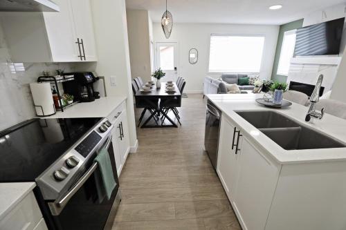 Кухня или мини-кухня в Elegant Retreat with King Beds,Golf,Disney,Near WEM
