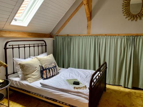 une chambre avec un lit dans une pièce avec une fenêtre dans l'établissement Appartement pitoresque dans ancienne ferme, à Kauffenheim