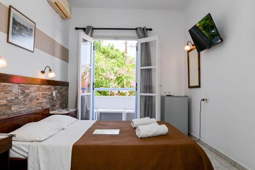 Una cama o camas en una habitación de Narkissos Hotel