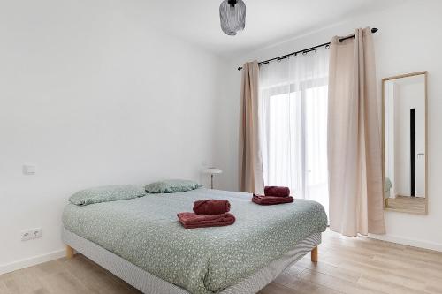 Ένα ή περισσότερα κρεβάτια σε δωμάτιο στο 13 Esteva Resorts rcA Aljezur 5 min to the Beach