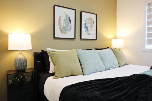 Кровать или кровати в номере Elegant Retreat with King Beds,Golf,Disney,Near WEM