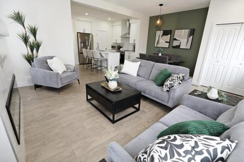 Гостиная зона в Elegant Retreat with King Beds,Golf,Disney,Near WEM