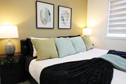 Кровать или кровати в номере Elegant Retreat with King Beds,Golf,Disney,Near WEM