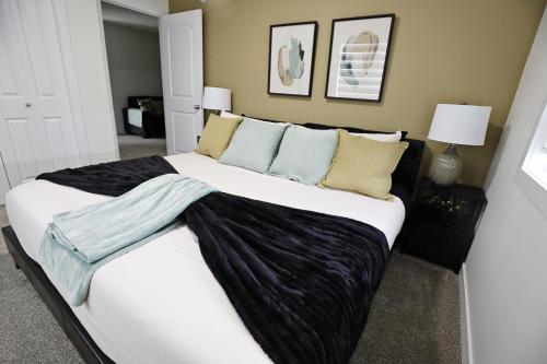 Кровать или кровати в номере Elegant Retreat with King Beds,Golf,Disney,Near WEM