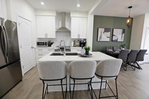 Кухня или мини-кухня в Elegant Retreat with King Beds,Golf,Disney,Near WEM
