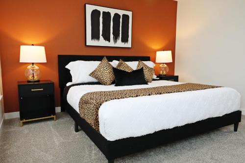 Кровать или кровати в номере Elegant Retreat with King Beds,Golf,Disney,Near WEM