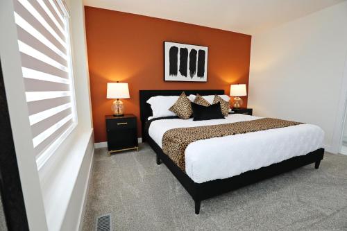 Кровать или кровати в номере Elegant Retreat with King Beds,Golf,Disney,Near WEM