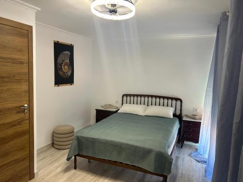 a bedroom with a bed and a ceiling fan at Gandia Borjia in Gandía