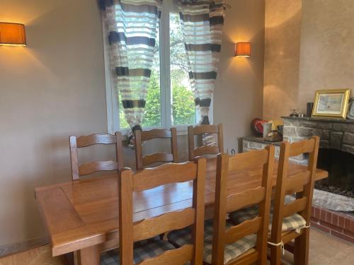 une salle à manger avec une table et des chaises en bois dans l'établissement Les cigales, à Fréjus
