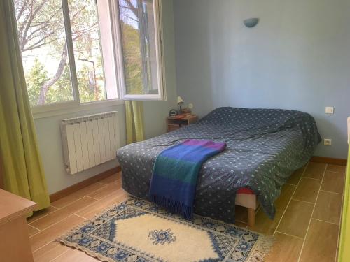 une chambre avec un lit et une fenêtre dans l'établissement Les cigales, à Fréjus