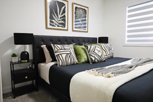 Кровать или кровати в номере Elegant Retreat with King Beds,Golf,Disney,Near WEM