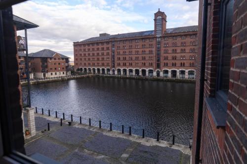 Stunning Liverpool City Location with River View and parking space included photo 11