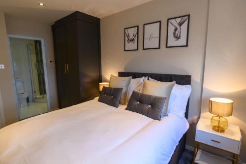 Stunning Liverpool City Location with River View and parking space included photo 15