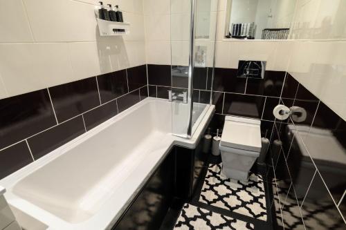 Stunning Liverpool City Location with River View and parking space included photo 16