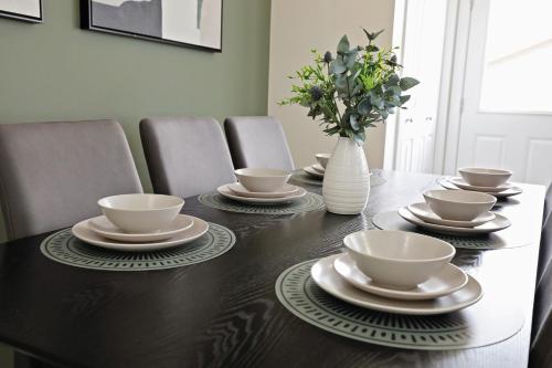 Фотография из галереи Elegant Retreat with King Beds,Golf,Disney,Near WEM в Эдмонтоне