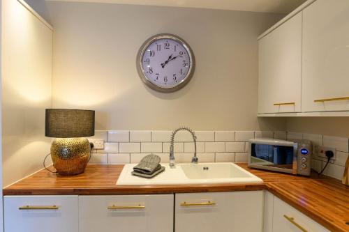 Stunning Liverpool City Location with River View and parking space included photo 19