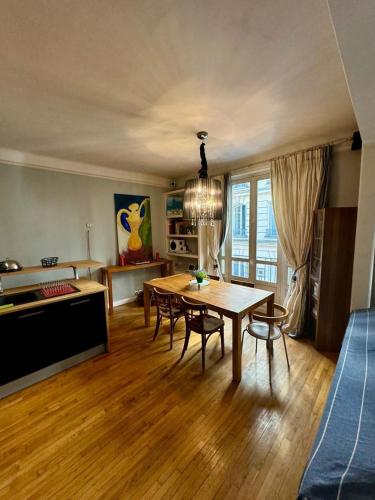 une cuisine et une salle à manger avec une table et des chaises dans l'établissement Appartement de 2 chambres au cœur de Paris, à Paris