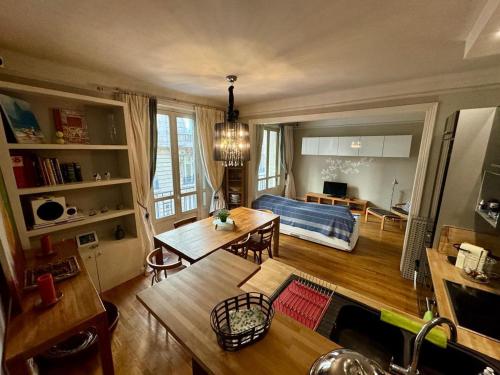 un salon avec un canapé et une table dans l'établissement Appartement de 2 chambres au cœur de Paris, à Paris