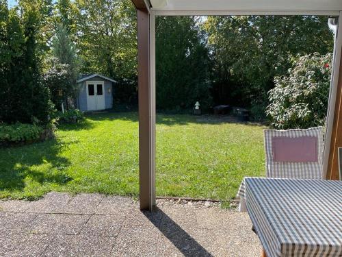 Billede fra billedgalleriet på Bungalow Nordschwarzwald im Ferienpark Schellbronn mit tollem Garten für Natur- und Tierliebhaber i Neuhausen