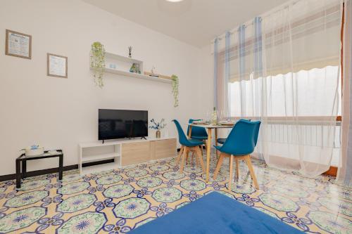 TV a/nebo společenská místnost v ubytování Mimosa Blu con vista mare terrazza - Wi Fi - AC - Parcheggio