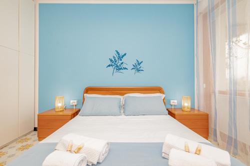 Postel nebo postele na pokoji v ubytování Mimosa Blu con vista mare terrazza - Wi Fi - AC - Parcheggio