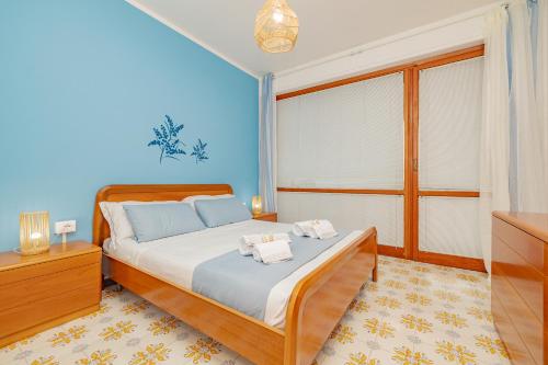 Postel nebo postele na pokoji v ubytování Mimosa Blu con vista mare terrazza - Wi Fi - AC - Parcheggio