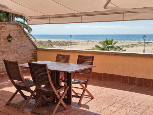 AT019 Vistas frontales de la playa, con piscina