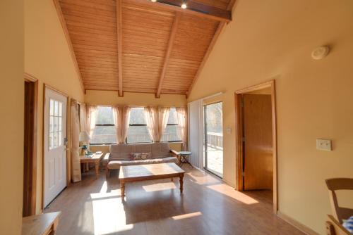 Gallery image of Peaceful Reliance Cabin with Deck on Hiwassee River! in Austral