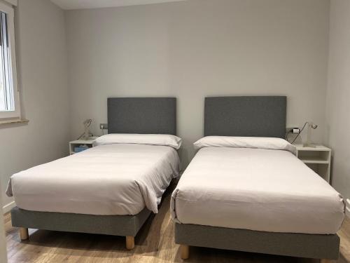 two beds sitting next to each other in a room at El Mirador De San Juan in Zamora