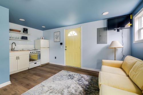 Tiny House 20 Mins from Beachにあるキッチンまたは簡易キッチン