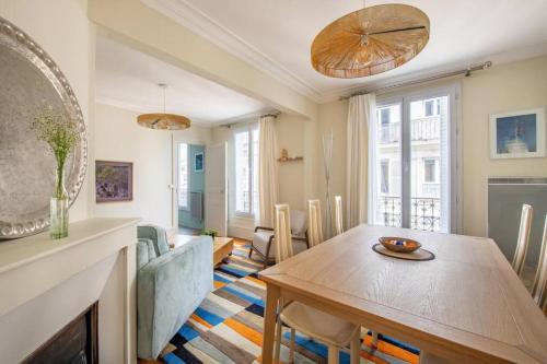 un salon avec une table et une salle à manger dans l'établissement Appartement élégant et moderne, à Paris