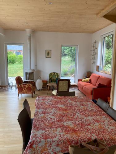 un salon avec un grand lit et un canapé dans l'établissement Villa en bois Perros-Guirec - GWEZ-ROZ, à Perros-Guirec