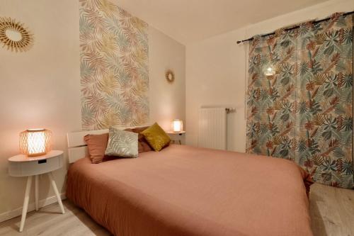 - une chambre avec un grand lit et un couvre-lit orange dans l'établissement Appartement passage à 10 mins de Charles De Gaulle, proche parc d'exposition, à Villepinte