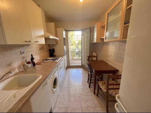 une petite cuisine avec un évier et une table dans l'établissement Appartement biaritz, à Saint-Raphaël