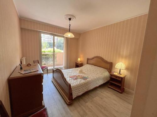 une chambre avec un lit et une fenêtre dans l'établissement Appartement biaritz, à Saint-Raphaël