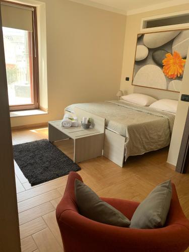 Un dormitorio con una cama y un sofá en una habitación. en Al Civico 49, en Campobasso