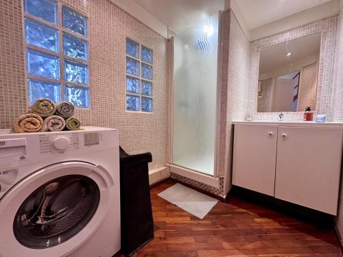 a laundry room with a washing machine and a sink at Joli Appartement aux Chartreux - Calme & lumineux in Marseille
