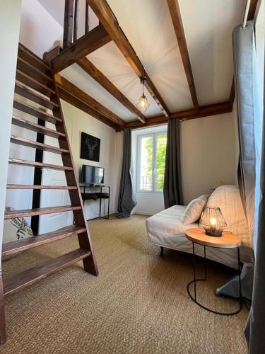 une chambre avec un lit superposé et un escalier dans l'établissement Les Écuries, à Recloses