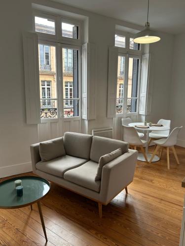 un salon avec un canapé et une table dans l'établissement Le Toulousain 102 - Appartement Cosy en Hypercentre - Quartier Jeanne d'Arc, à Toulouse