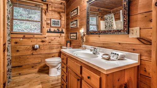 Un baño con lavabo e inodoro en Almost Heaven, en Blue Ridge