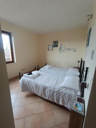 Un dormitorio con una cama grande en una habitación. en da Ge', en Tenaglie
