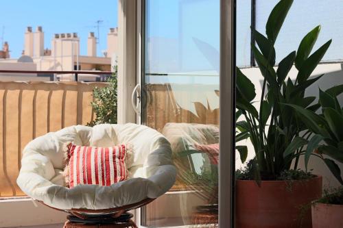 une chaise blanche avec un coussin dans une fenêtre dans l'établissement Rare! Oasis Btw Old Antibes & Beach, à Antibes