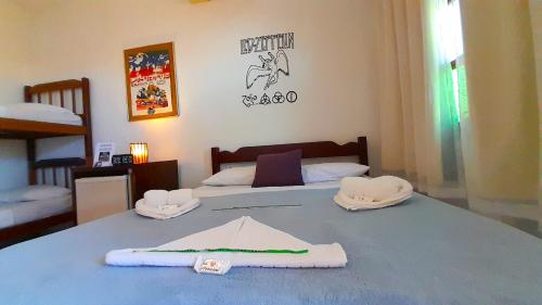 a bedroom with a bed with a kite on it at Pousada do Rock in Arraial d'Ajuda