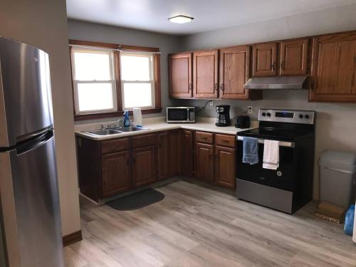 Dapur atau dapur kecil di 3BR 1BA North End Walk to the Hospital