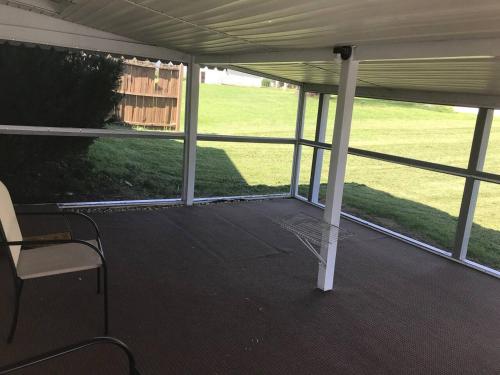 Balkoni atau teres di 3BR 1BA North End Walk to the Hospital